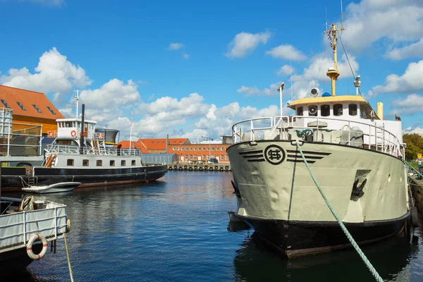 Dán hajó dokkolt Múzeum közelében — Stock Fotó