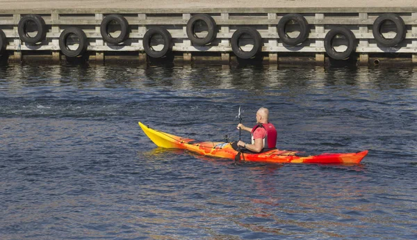 Rowman rowing a kayak — Stock Photo, Image