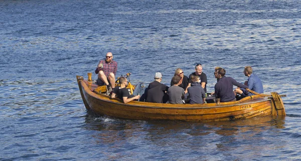 Personer som seglar en hyrd båt — Stockfoto