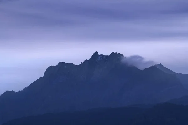 Lucerna vista sulle montagne — Foto Stock