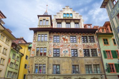 Lucerne boyalı binalarda