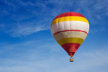 Gökyüzünde uçan turistler güzel bulutlu mavi gökyüzünün üzerinde havadan balonla