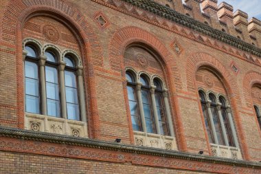 Ukrayna 'daki Çernovtsy Üniversitesi İlahiyat Fakültesi' nin Pencereleri