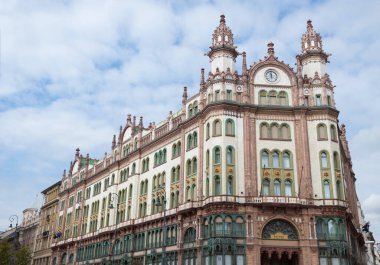 Budapeşte, Macaristan - 27 Eylül 2019: Macaristan 'ın başkenti Budapeşte' de Parisi Udvar Hotel binası