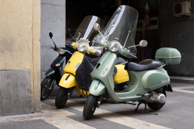 Budapeşte, Macaristan - 27 Eylül 2019: Sokağa park edilmiş üç Vespa scooter