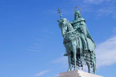 Macaristan 'ın güzel bir yaz gününde, Macaristan' ın Budapeşte kentindeki balıkçı kalesinin önündeki ilk Macaristan kralı I. Stephen 'ın at binme heykeli.