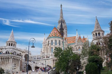 Budapeşte, Macaristan - 28 Eylül 2019: Macaristan 'ın Budapeşte kentindeki Balıkçı Kalesi' nde Aziz Matthias Kilisesi