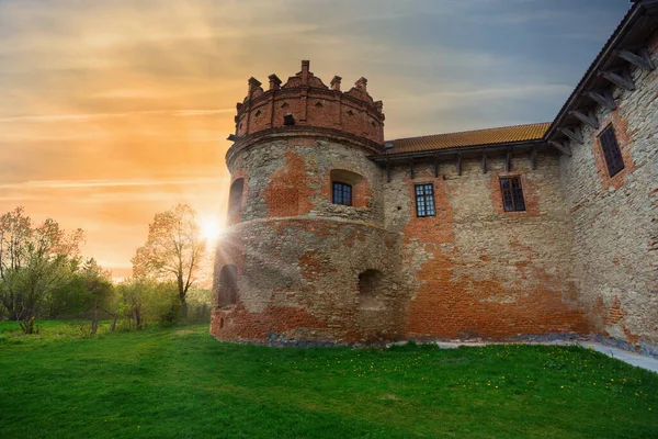 Starokostiantyniv城堡 Starokostiantyniv Castle 是一座瓦西里尼亚城堡 建于1560年代 由康斯坦丁 瓦西里 奥斯特罗夫斯基王子建造 位于斯鲁奇河和伊科波特河汇合处 — 图库照片