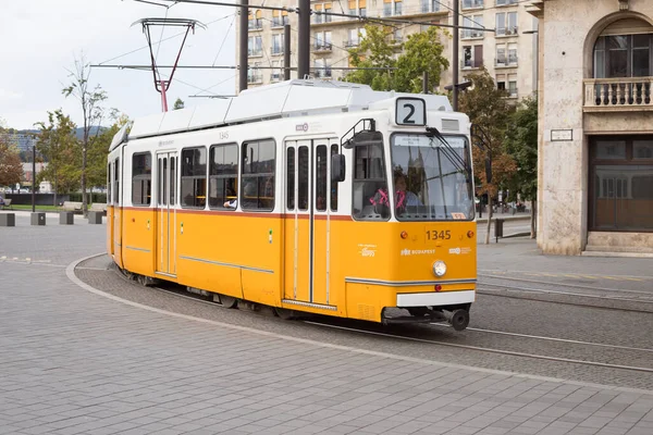 부다페스트 헝가리 2019 오렌지 전차가 건너서 — 스톡 사진