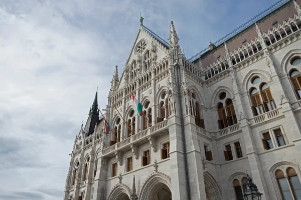 Macaristan Dramatik Bulutlu Havasında Budapeşte Parlamento Binası — Stok fotoğraf