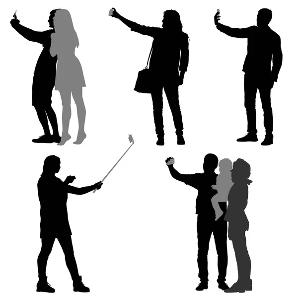 Siluetas hombre y mujer tomando selfie con teléfono inteligente sobre fondo blanco. Ilustración vectorial — Vector de stock