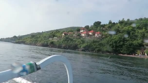 Blick vom Boot, der Lagune und dem grünen Küstendorf. bali, indonesi — Stockvideo