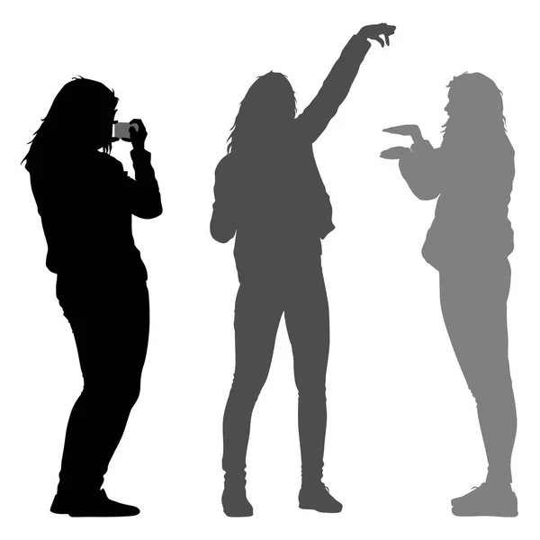 剪影女人白色背景上采取与智能手机的拍照。矢量图 — 图库矢量图片