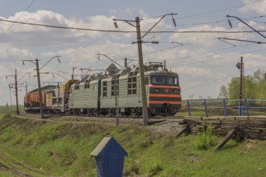 Yeşil yük treni kargoyu demiryolu ile taşıyor.