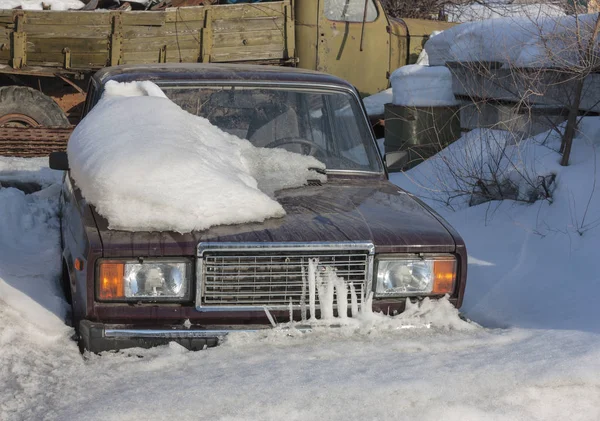 吹雪の後駐車場都市シーンで雪に覆われた車 — ストック写真