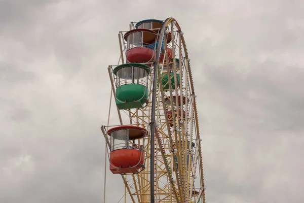 Atraktsion roue ferris coloré contre le ciel — Photo
