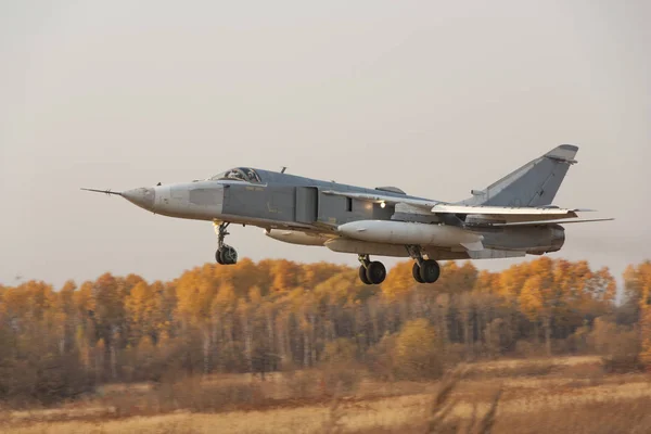 Bombardeiro militar Su-24 Esgrima voando — Fotografia de Stock