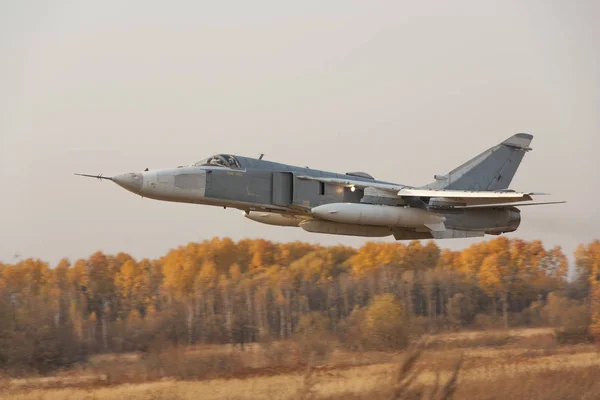 Militaire jet bomber Su-24 Fencer vliegen — Stockfoto