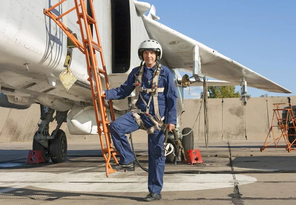 Pilota militare in casco stand vicino aereo jet — Foto Stock