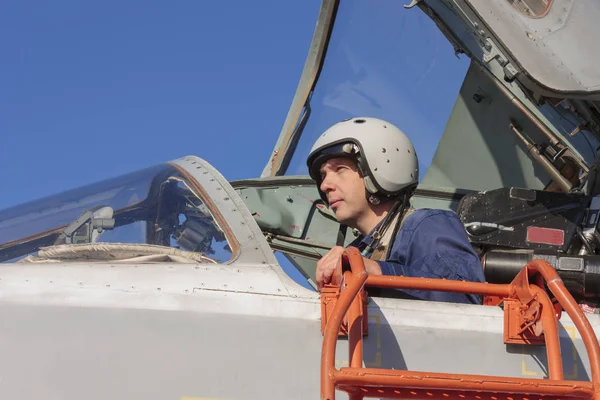 Piloto militar no cockpit de uma aeronave a jacto — Fotografia de Stock