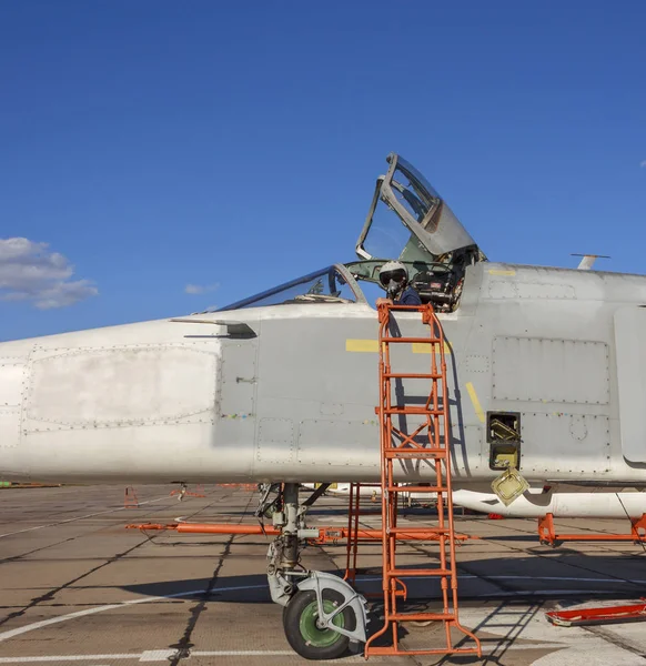 Pilot wojskowy w kokpicie samolot odrzutowy — Zdjęcie stockowe