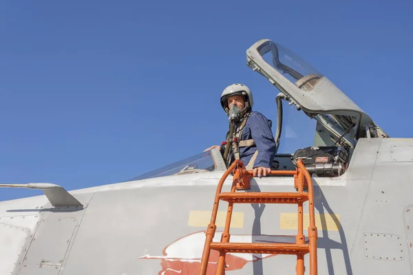 Militärpilot im Cockpit eines Düsenflugzeugs — Stockfoto