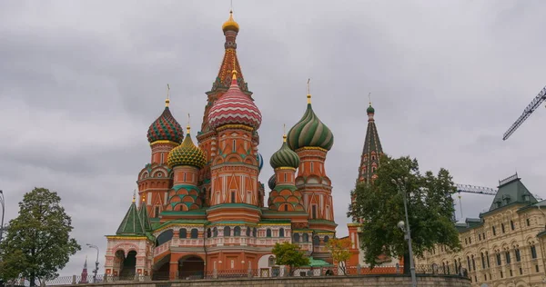 Svatý Basil (zmrtvýchvstání) katedrála topy na Rusko Moskva. Rudé náměstí. — Stock fotografie