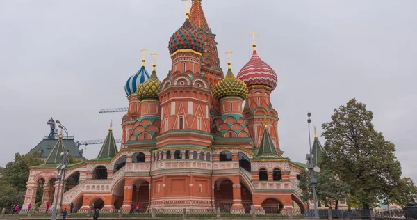 Svatý Basil (zmrtvýchvstání) katedrála topy na Rusko Moskva. Rudé náměstí. — Stock fotografie