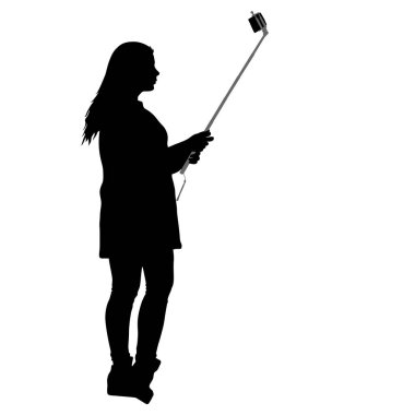 Siluet kadın beyaz arka planda akıllı telefonuyla selfie çekiyor.