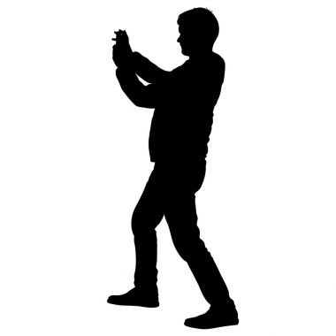 Siluet adam beyaz arka planda akıllı telefonuyla selfie çekiyor.