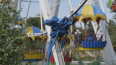 Alt görünümü bir dönme dolap üzerinde mavi gökyüzü.