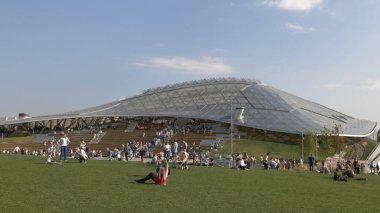 Moskova - 25 Haziran: Moskova 'daki Zaryadye Parkı' nın yüzen köprüsü 25 Haziran 2019 tarihinde Moskova, Rusya 'da gökyüzüne karşı