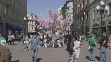 Moskova - Jule 27: Jule'da Old Arbat Caddesi boyunca yürüyen insanlar 27, 2019 Moskova, Rusya