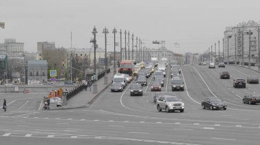 Moskova - 14 Ekim: Rusya 'nın başkenti Moskova' da 14 Ekim 2018 tarihinde Borovitskaya Meydanı 'nda araba trafiği