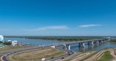 Barnaul Rusya girişinde arabalarla birlikte zaman aşımı köprüsü