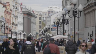 Moskova - Jule 27: Jule'da Old Arbat Caddesi boyunca yürüyen insanlar 27, 2019 Moskova, Rusya