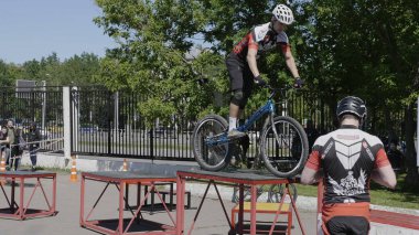 Moskova - 23 Haziran: 23 Haziran 2018 'de Moskova, Russi' de ağır çekimde bisiklet ve ekstrem sporlar ile trambolinde atlamak