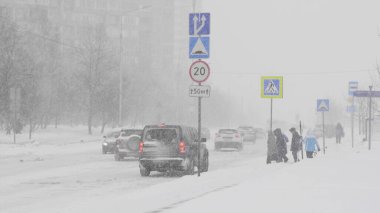 Moskova - 10 Ocak 2018 'de Moskova, Rusya' da kar yağışı sırasında trafik