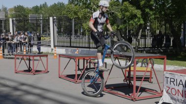 Moskova - 23 Haziran: 23 Haziran 2018 'de Moskova, Russi' de ağır çekimde bisiklet ve ekstrem sporlar ile trambolinde atlamak