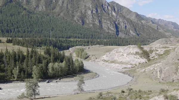 Vagues, pulvérisation et mousse, rivière Katun dans les montagnes de l'Altaï. Sibérie, Russie — Photo