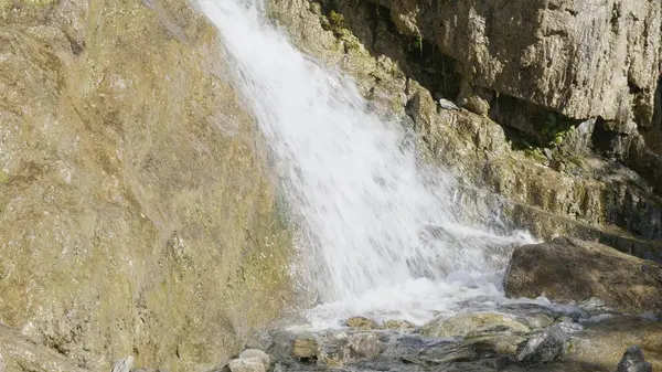 Grande bella cascata scorre lungo le montagne rocciose — Foto Stock