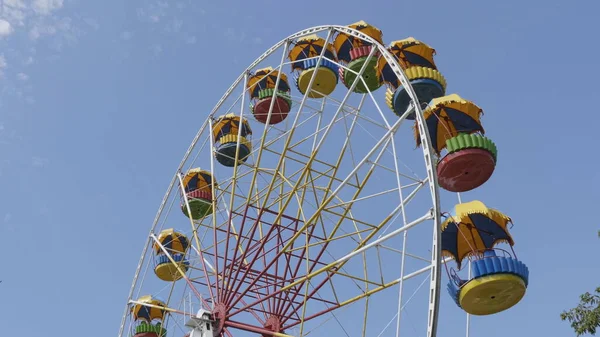 Vue du dessous d'une grande roue au-dessus du ciel bleu . — Photo