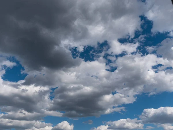 Belle nuvole bianche nel cielo blu — Foto Stock