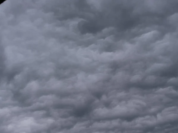 Graue und dunkle Gewitterwolken vor dem Sturm — Stockfoto