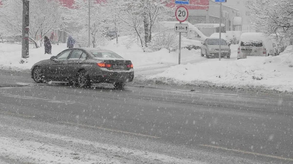 Moskova - 10 Ocak 2018 'de Moskova, Rusya' da kar yağışı sırasında trafik
