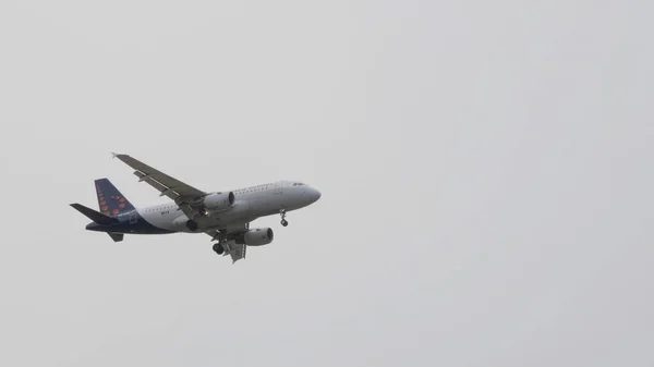 ST. PETERSBURG, RUSSIA, 12 de maio de 2018: Empresa Brussels Airlines avião de passageiros entra para pousar no aeroportoSt. Petersburg, Rússia — Fotografia de Stock