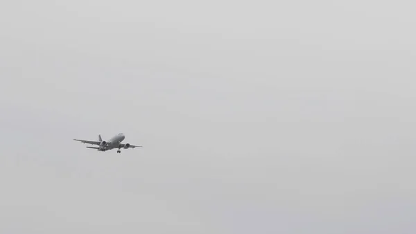 O avião comercial de passageiros voando em cima no dia ensolarado — Fotografia de Stock