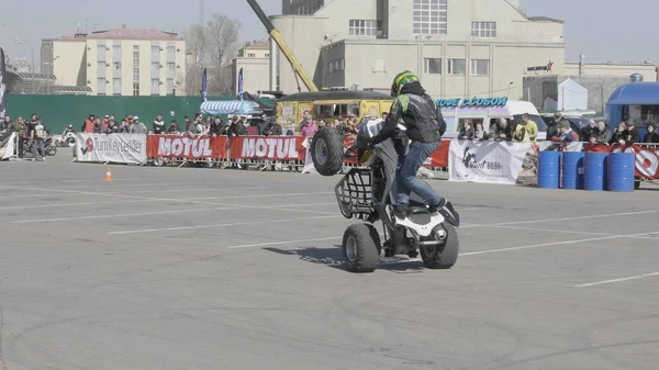 Moskwa - 15 maja 2018: Stunt rider robi Wheelie podczas jazdy na tylnym kole 15 maja 2018 w Moskwie, Rosja — Zdjęcie stockowe