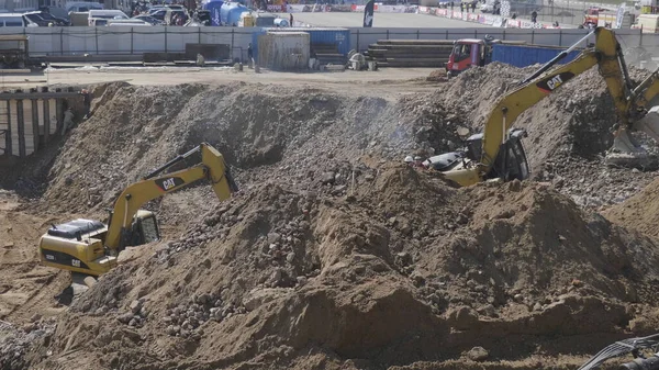 MOSCOU - 11 MAI 2018 : Une excavatrice minière lourde charge du minerai de roche le 11 mai 2018 à Moscou, Russie — Photo