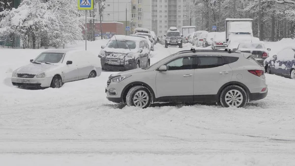 モスクワ- 1月10: 1月の雪の中で道路上の交通10 、 2018でモスクワ、ロシア — ストック写真